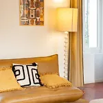 Grande Batisse Fraichement Renovee *