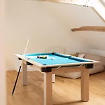 Grande Batisse Fraichement Renovee *