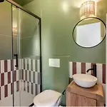 Grande Batisse Fraichement Renovee *