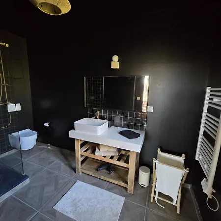 Grande Batisse Fraichement Renovee