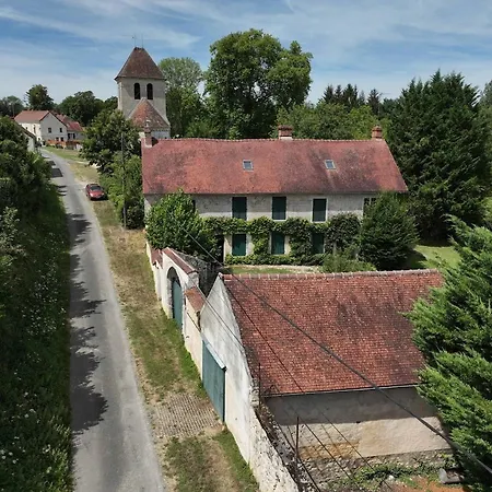 Grande Bâtisse Fraîchement Rénovée