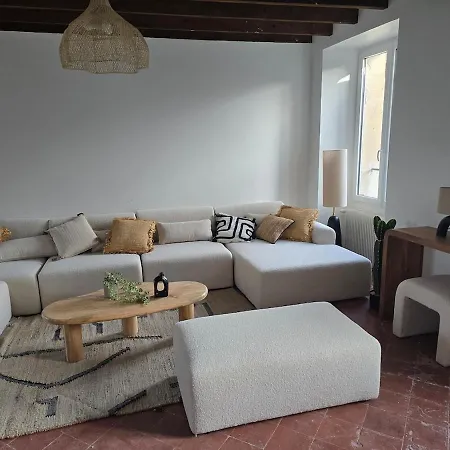 Grande Batisse Fraichement Renovee