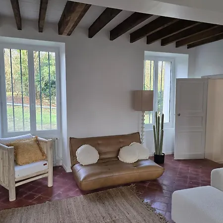 Grande Batisse Fraichement Renovee Semesterbostad