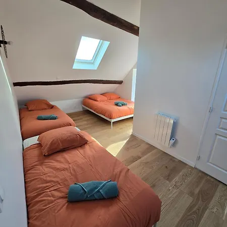 Grande Batisse Fraichement Renovee *