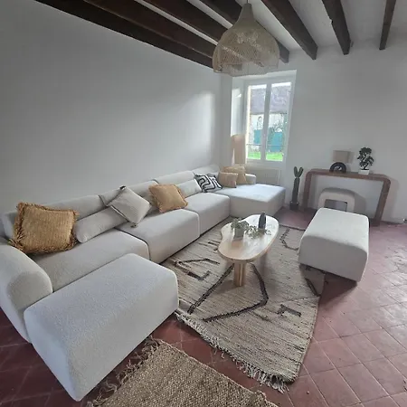 Grande Batisse Fraichement Renovee Bussiares