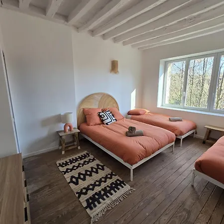 Grande Batisse Fraichement Renovee