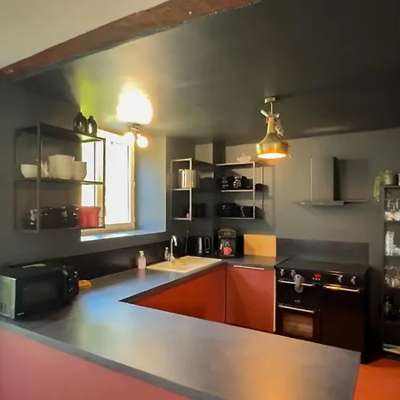 Grande Batisse Fraichement Renovee Bussiares