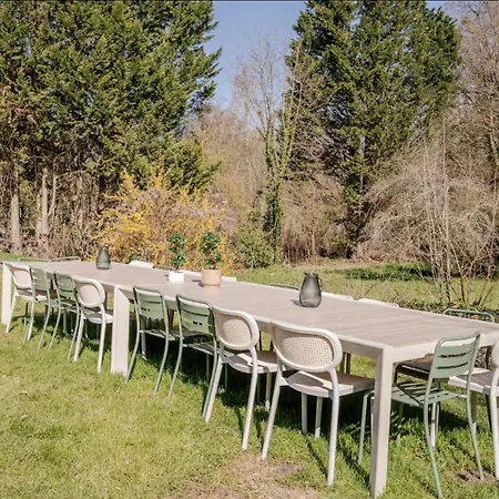 Grande Batisse Fraichement Renovee