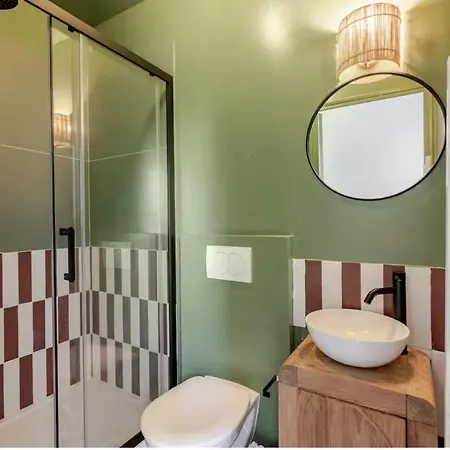 Grande Batisse Fraichement Renovee *