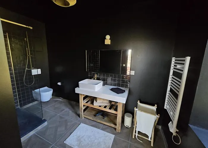 Grande Batisse Fraichement Renovee