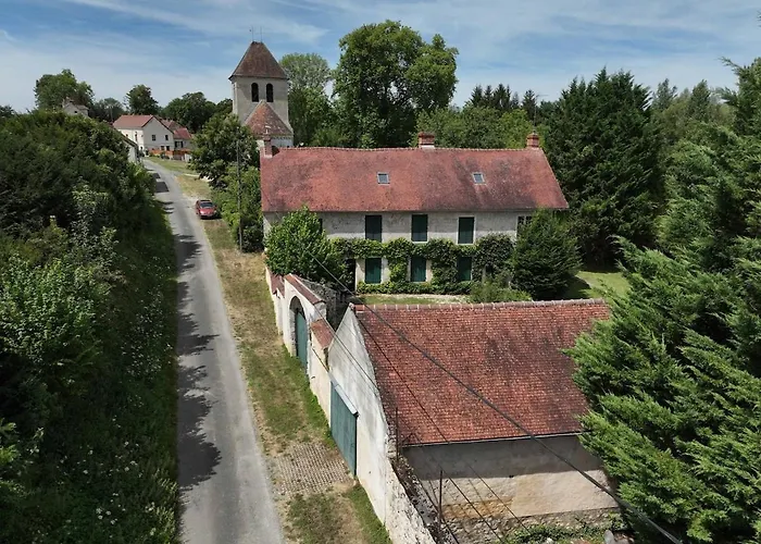 Grande Batisse Fraichement Renovee