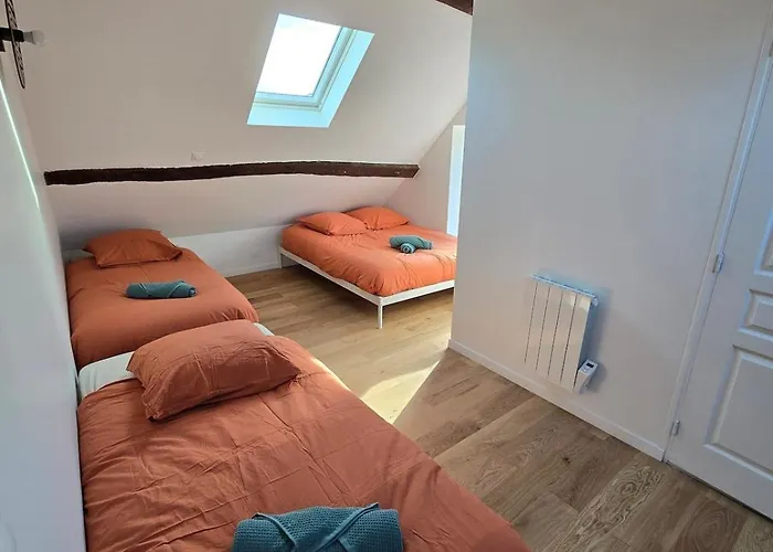 Grande Batisse Fraichement Renovee *