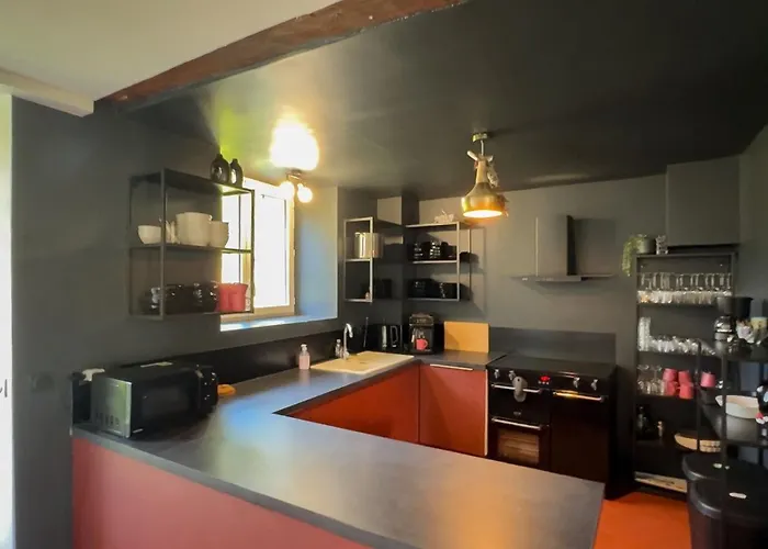 Grande Batisse Fraichement Renovee Bussiares