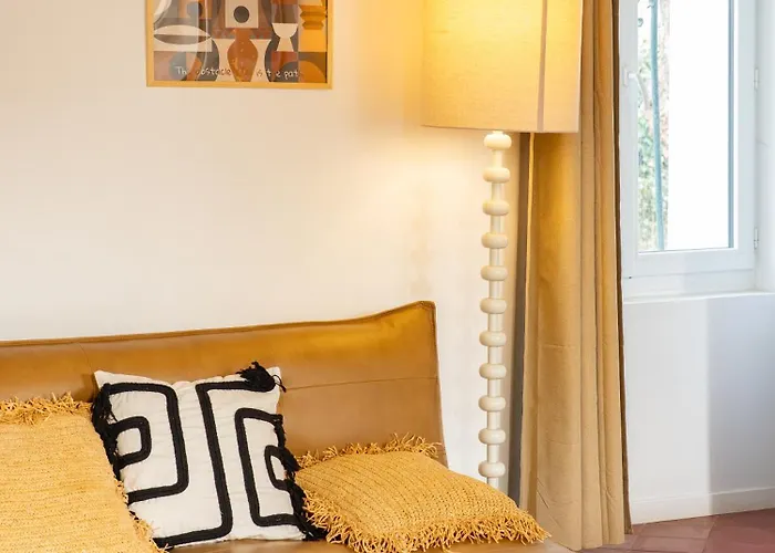 Grande Batisse Fraichement Renovee *