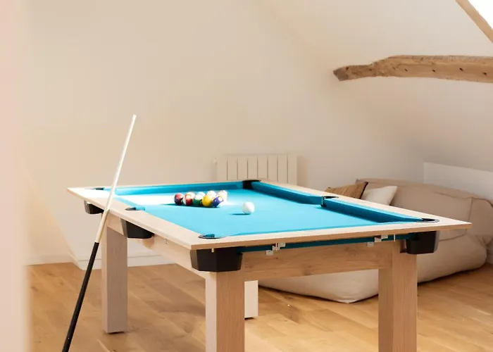 Grande Batisse Fraichement Renovee *