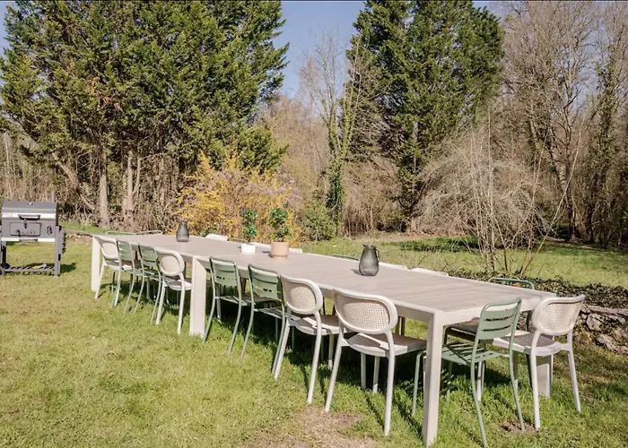 Grande Batisse Fraichement Renovee