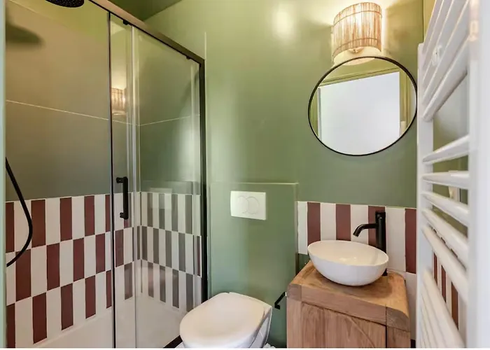 Grande Batisse Fraichement Renovee *